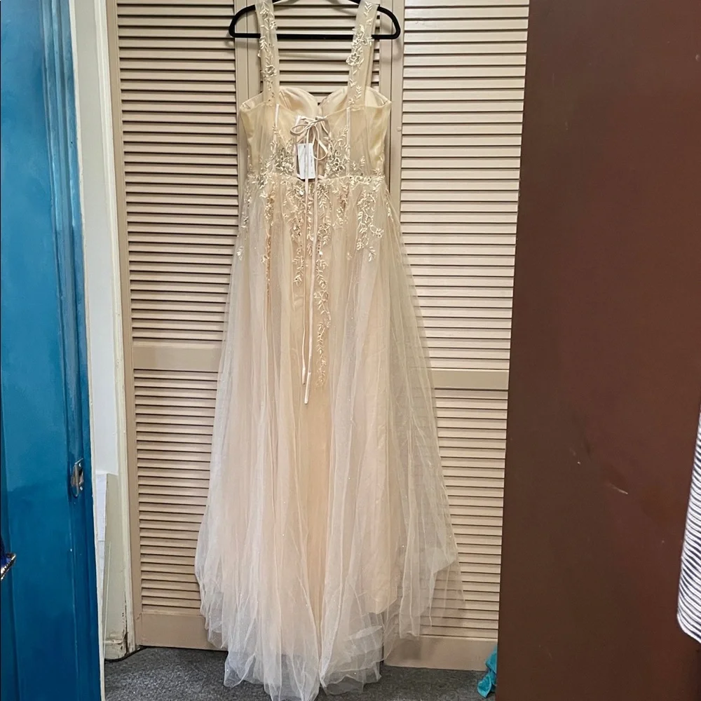 Elegant Cream Gown with Lace Details - Picture 7 of 8
